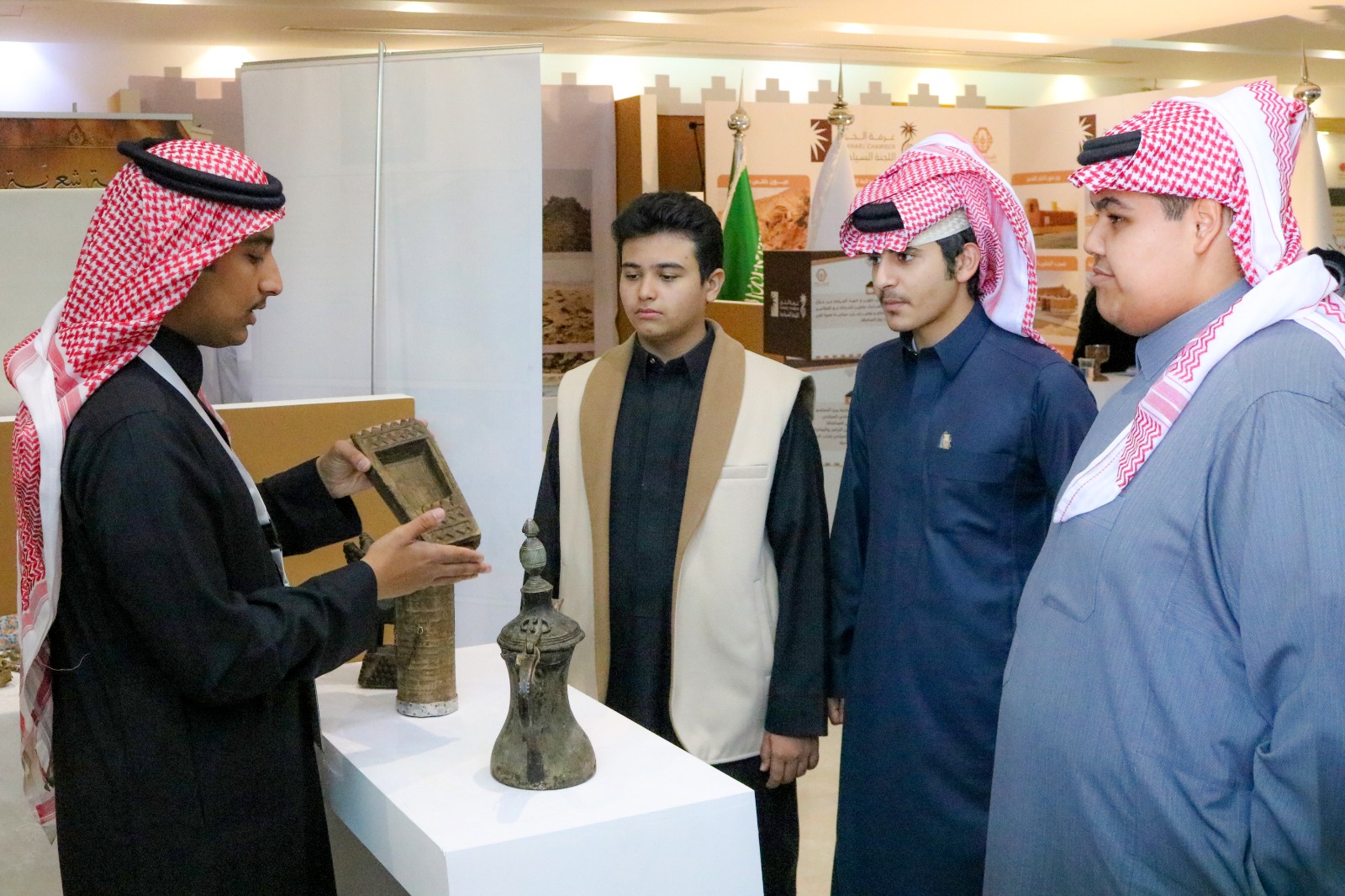 طلاب المرحلة المتوسطة في زيارة "معرض تاريخ وحضارة الخرج عبر العصور"